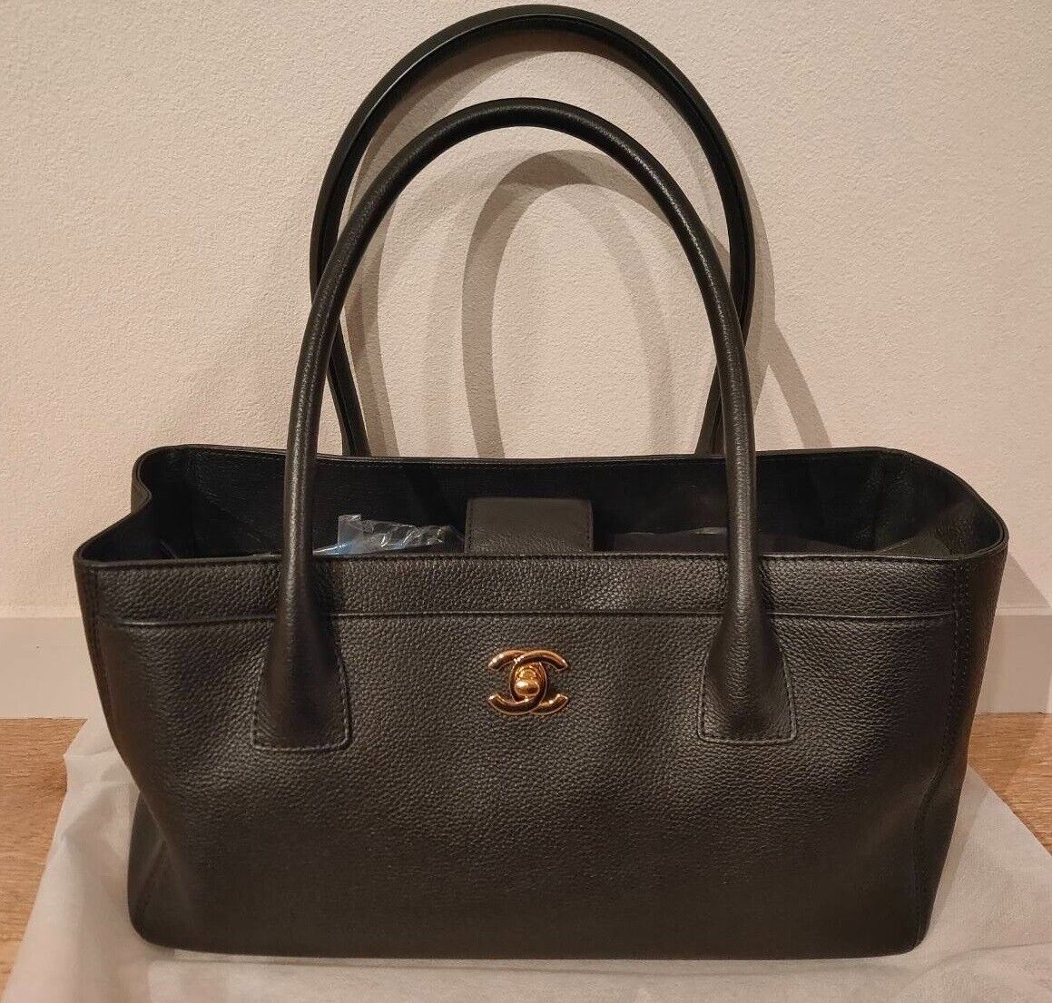 Sac fourre-tout exécutif d'occasion en cuir caviar noir CHANEL petit authentique